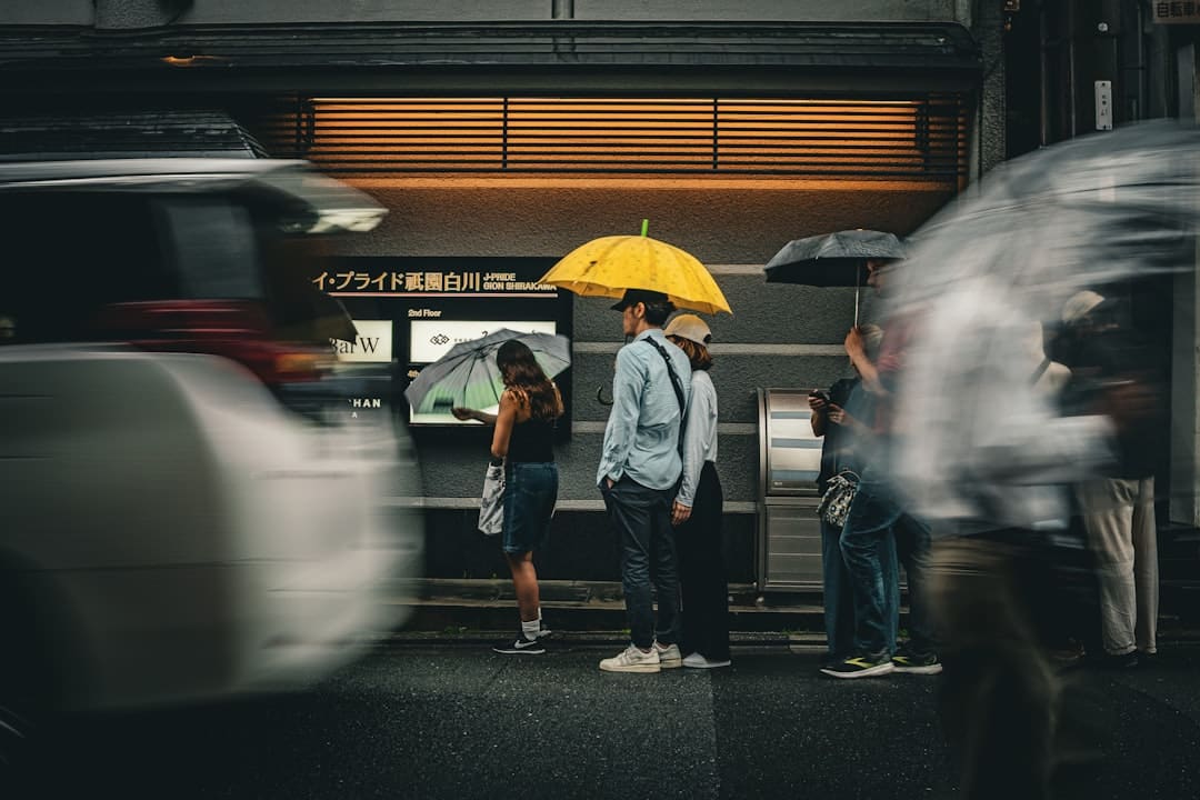许昕从新疆赶回上海送娃上学 家有神兽开学了
